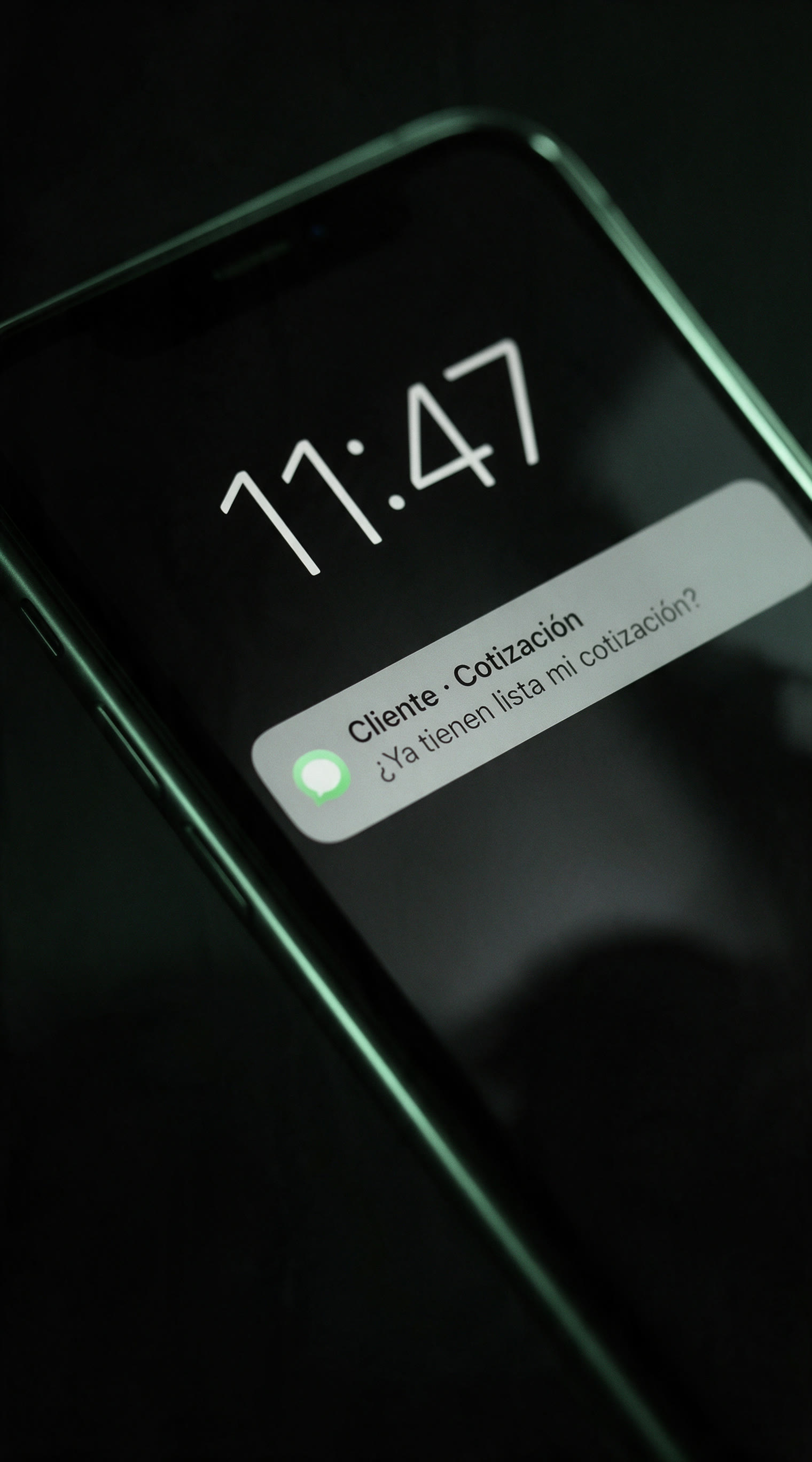 Notificación de WhatsApp sin responder en la pantalla de un teléfono, de noche: 11:47 p.m., Cliente, Instalación Solar, ¿Ya tienen lista mi cotización?